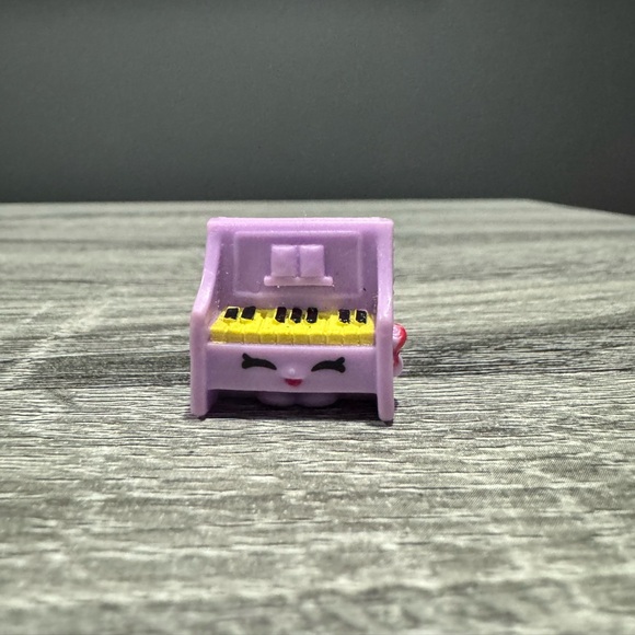 Shopkins | Music: Purple Polly Piano (5-035) - Collectible Mini Figure - Picture 1 of 6
